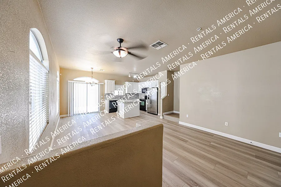 What a great 4 bedroom 2 1/2 bath! — Photo 1