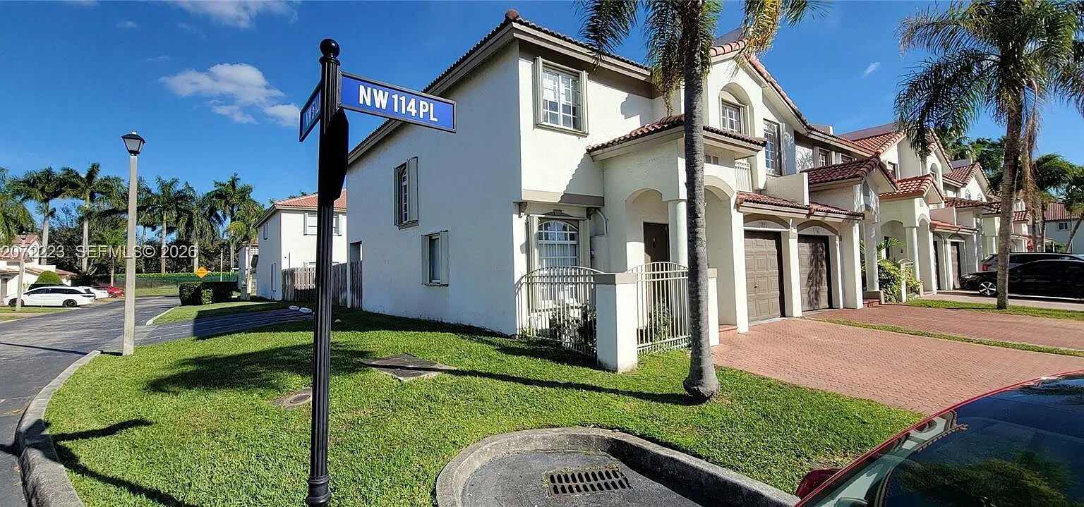 4 bed, 2.5 bath, 1904 sqft, $3,990 — Photo 2