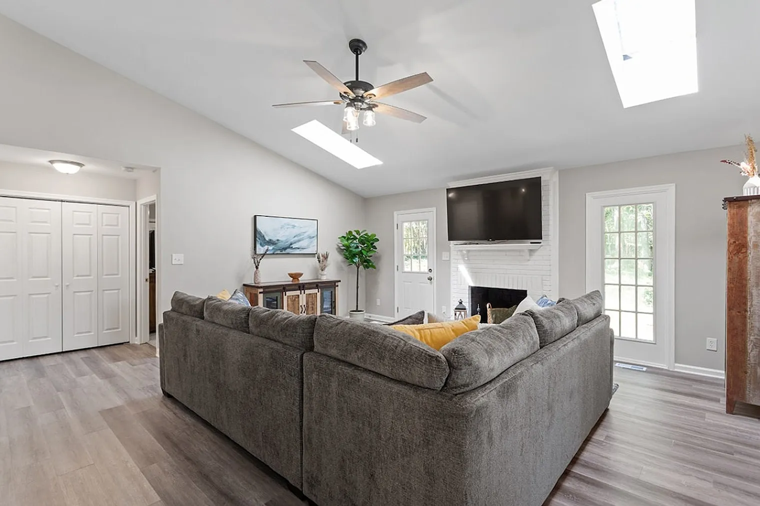 3 bed, 2.0 bath, 1356 sqft, $5,233 — Photo 2