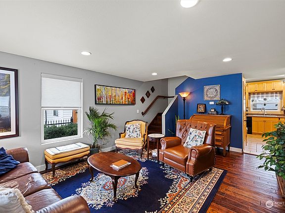 4th image of 26 E Chestnut Street