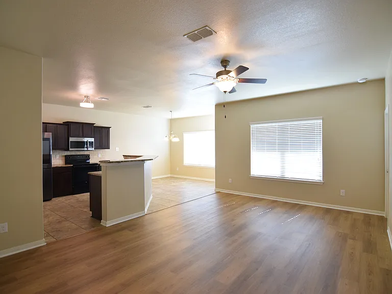 8025 Redbrush — Photo 3