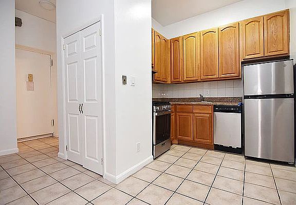 3rd image of 305 E 95th St APT 1D