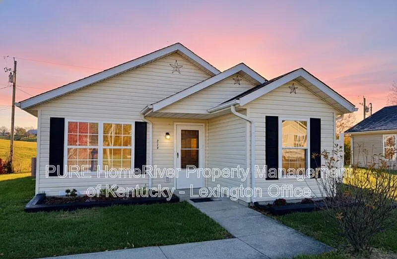 3 bed, 2.0 bath, 975 sqft, $1,395 — Photo 1