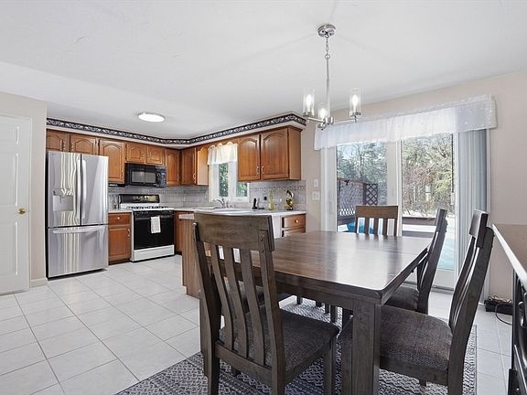 4th image of 12 Basking Rdg #12