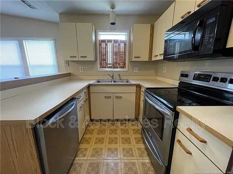 1000 Wood Creek Dr #9 — Photo 6