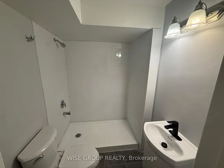 55 Purdy Cres #BASEMENT — Photo 5