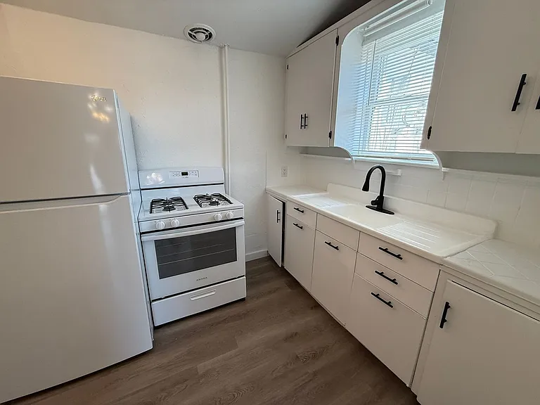 239 N Warren Ave — Photo 63