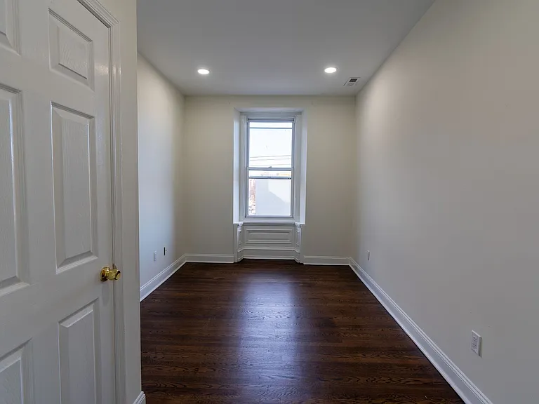 641 N 15th St #5 — Photo 5