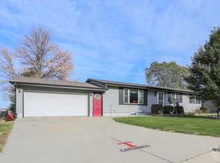27 Countryside Dr, Treynor, IA 51575