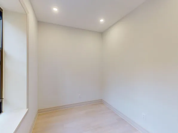 1031 Lorimer Street image 11 of 16