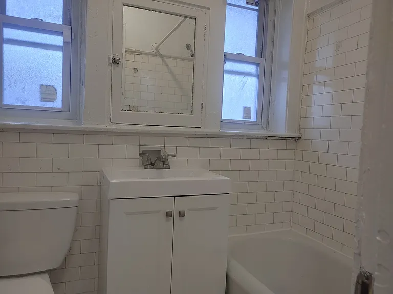 7014 S Clyde Ave #3W — Photo 8