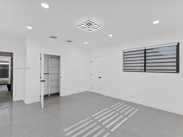 19511 NE 18th Pl — Photo 21