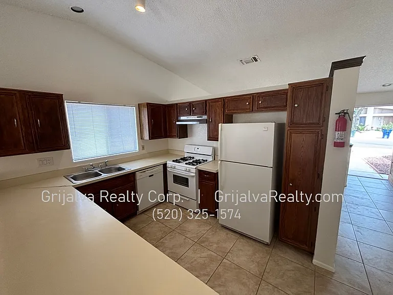 1821 W Mountain Oak Ln — Photo 4