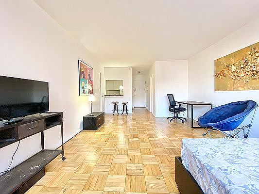 3rd image of 315 E 65th St APT 8K