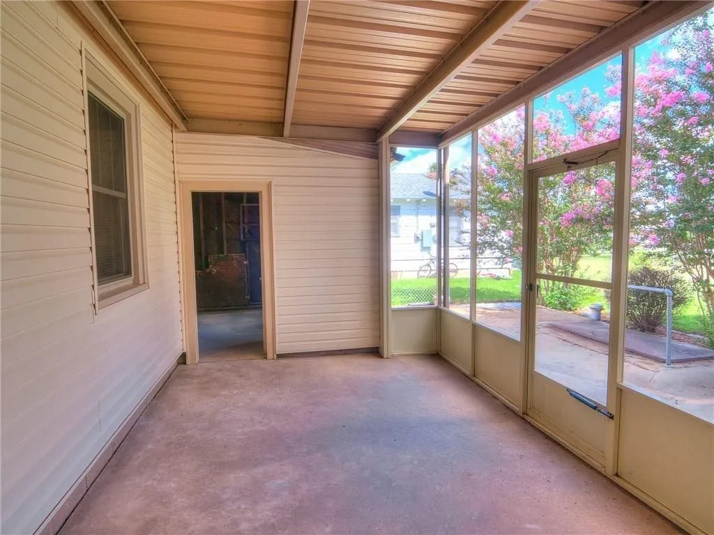 enclosed patio - 510 SW 1st St