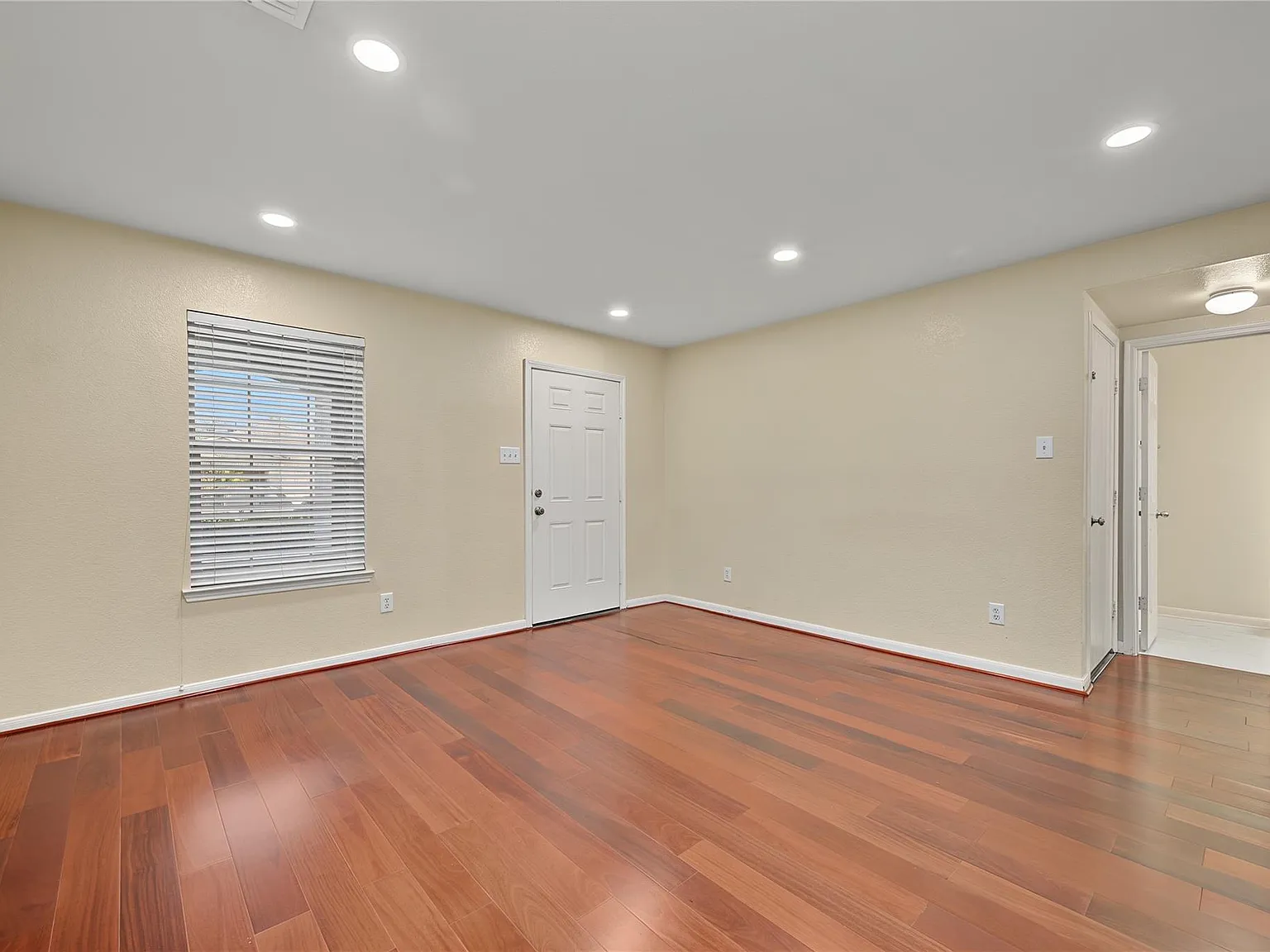 4 bed, 2.5 bath, 2940 sqft, $2,300 — Photo 4