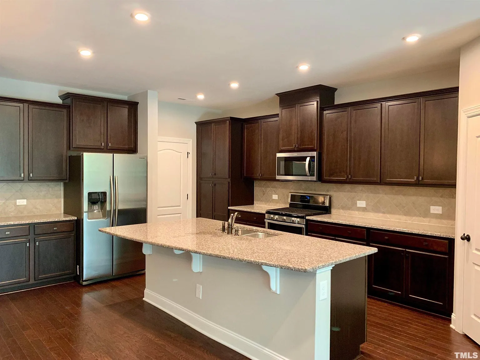 3 bed, 2.5 bath, 2200 sqft, $2,495 — Photo 4