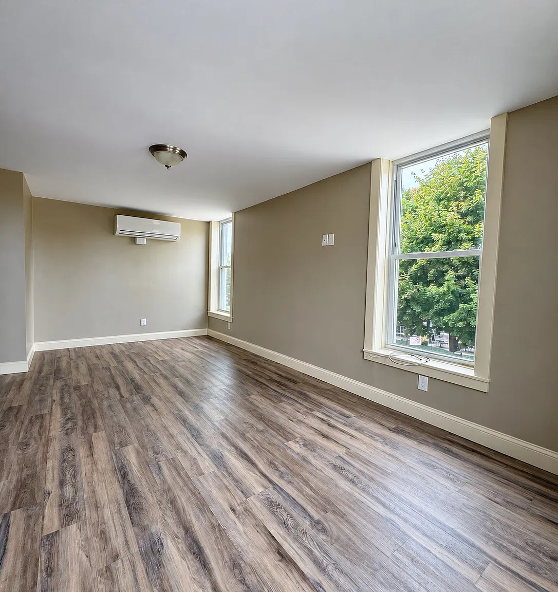 381 Chestnut St — Photo 3