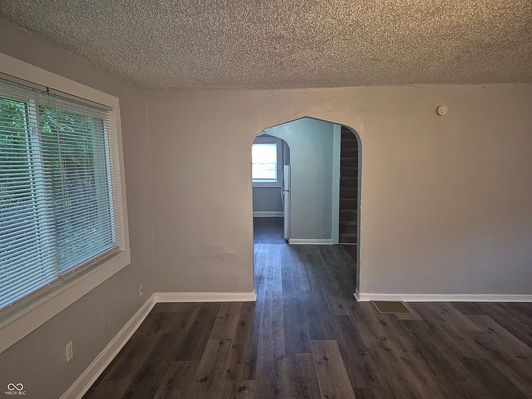3338 N Kenwood Ave — Photo 4