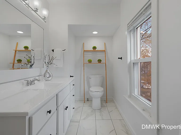 Upper Level - Full Bath