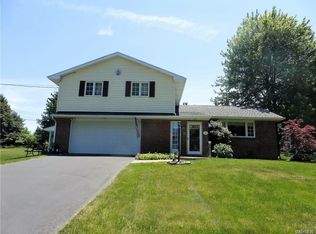 4901 Clearview Dr, Williamsville, NY 14221