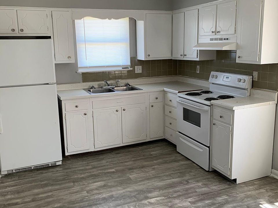 1st image of 926-928 Ward Dr