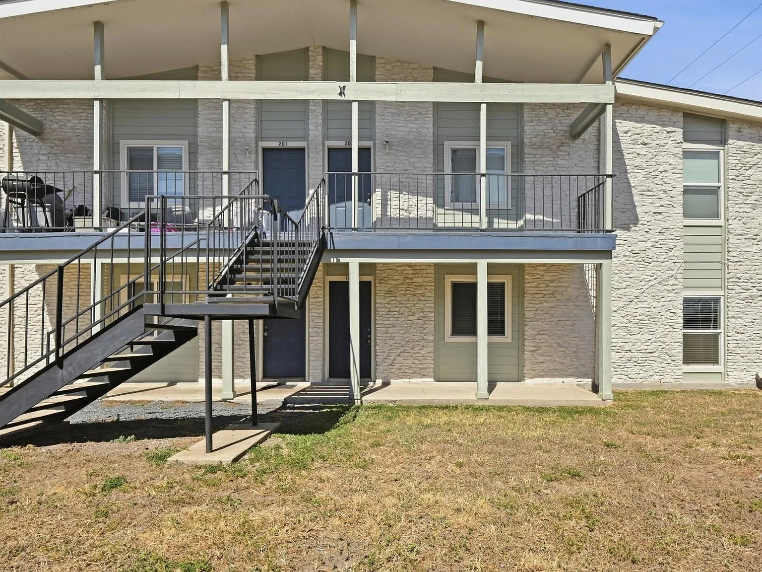 2 bed, 1.0 bath, 3584 sqft, $1,550 — Photo 2