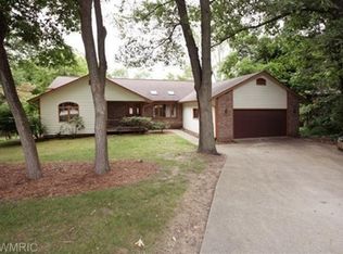 677 Springwood Dr, Kalamazoo, MI 49009