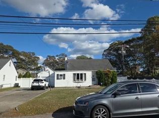 73 Gladstone Ave, West Islip, NY 11795