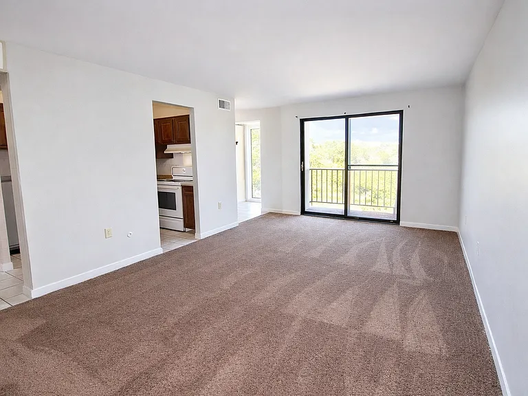 3260 Waverly St — Photo 2