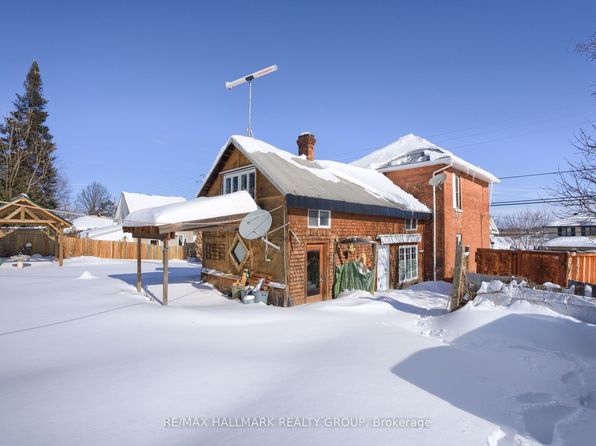 27 Pembroke St, Whitewater Region, ON K0J 1K0