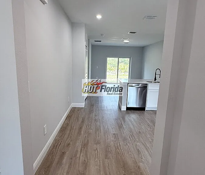 6941 Dickinson Dr — Photo 2