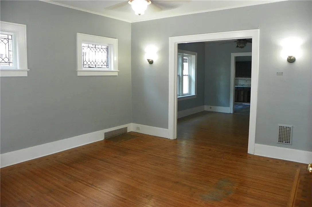 3 bed, 1.0 bath, 1354 sqft, $2,050 — Photo 4