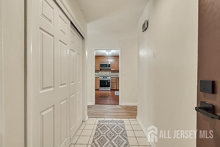 1st image of 127 Oakmont Ct
