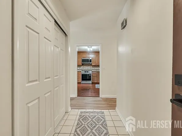 127 Oakmont Ct, Edison, NJ 08820