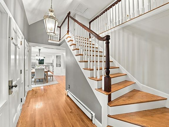 4th image of 15 Alden Cir