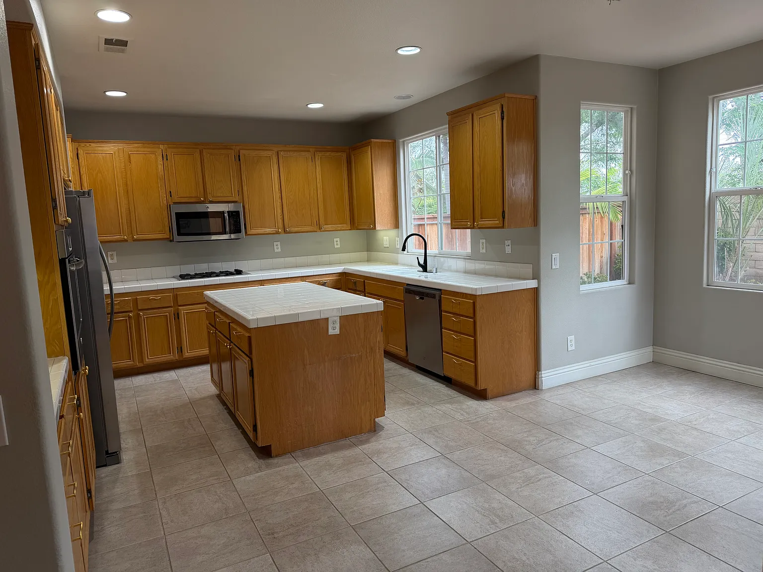 4 bed, 2.5 bath, 2664 sqft, $4,750 — Photo 2