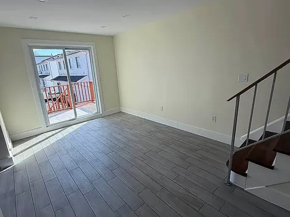 4004 Victory Boulevard image 7 of 14