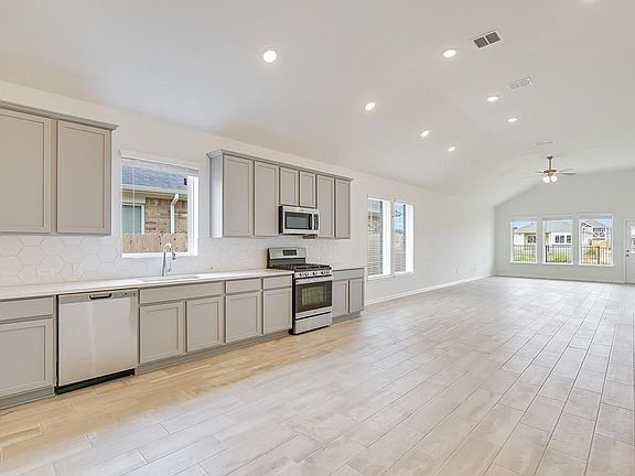 2nd image of 952 Oak Ln