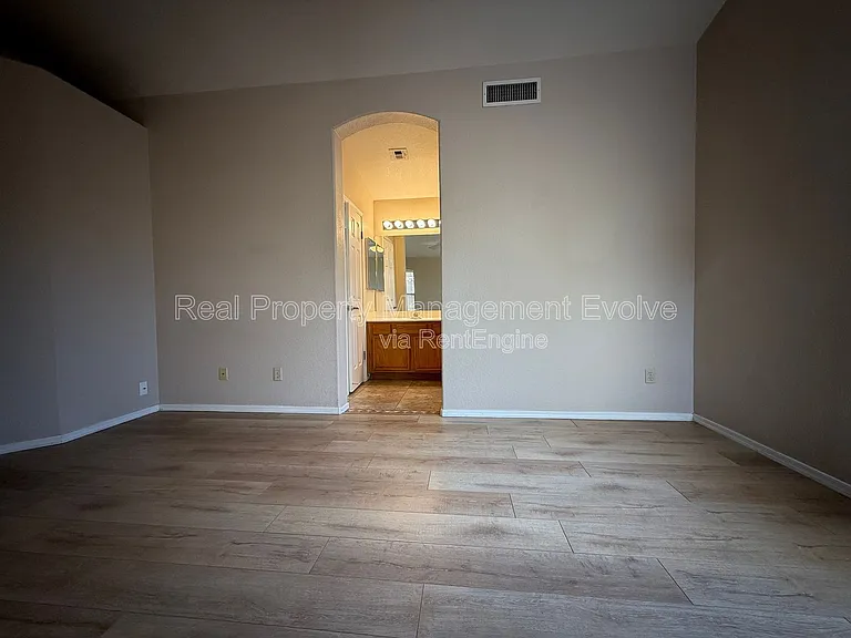 6814 W Louise Dr — Photo 12