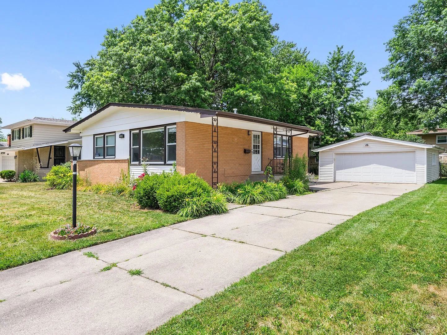 240 N Park Dr photo 1