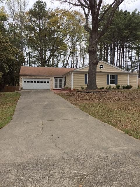 Shady back yard, extra long driveway, double garage