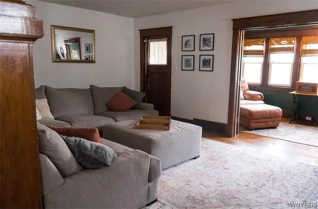 3 bed, 1.0 bath, 2560 sqft, $1,750 — Photo 4