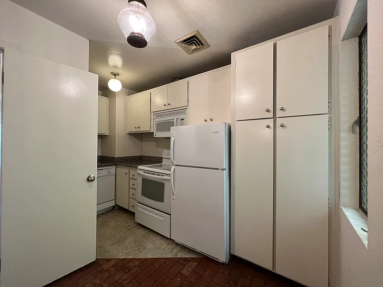 2541-2569 Le Conte Ave — Photo 39