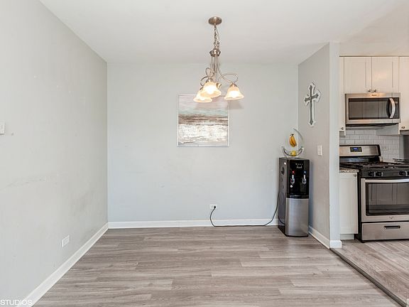4th image of 2S742 Winchester Cir W Unit 4