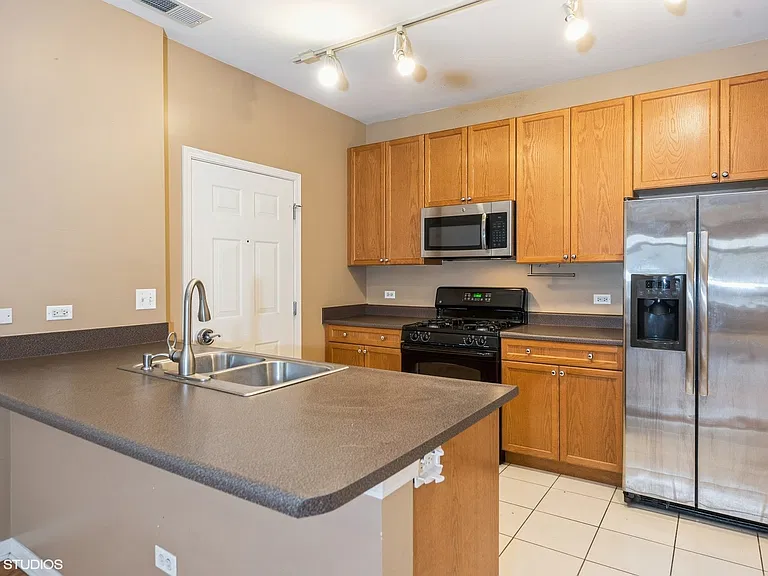 758 W 15th St #2A — Photo 4