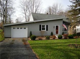 24 Ridgefield Dr, Churchville, NY 14428