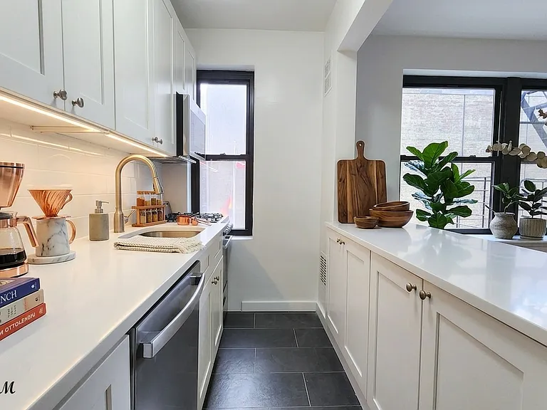 162 E 55th St #5B — Photo 2