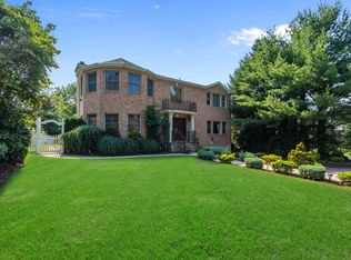 41 Ridge Dr E, Roslyn, NY 11576