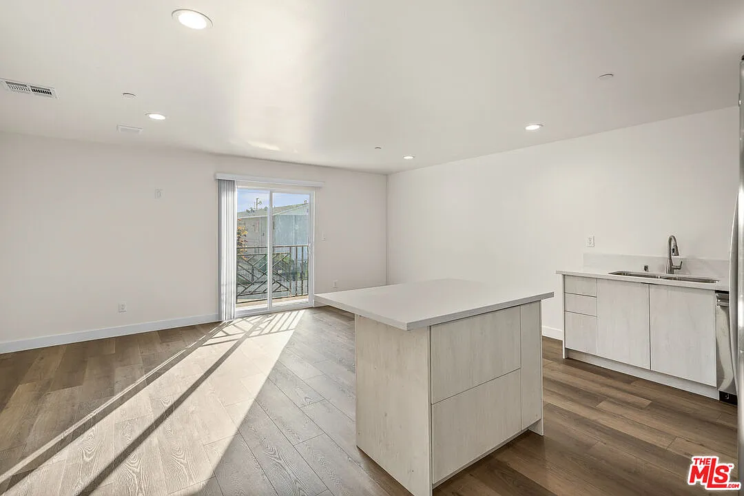 3 bed, 3.5 bath, 1450 sqft, $3,483 — Photo 3